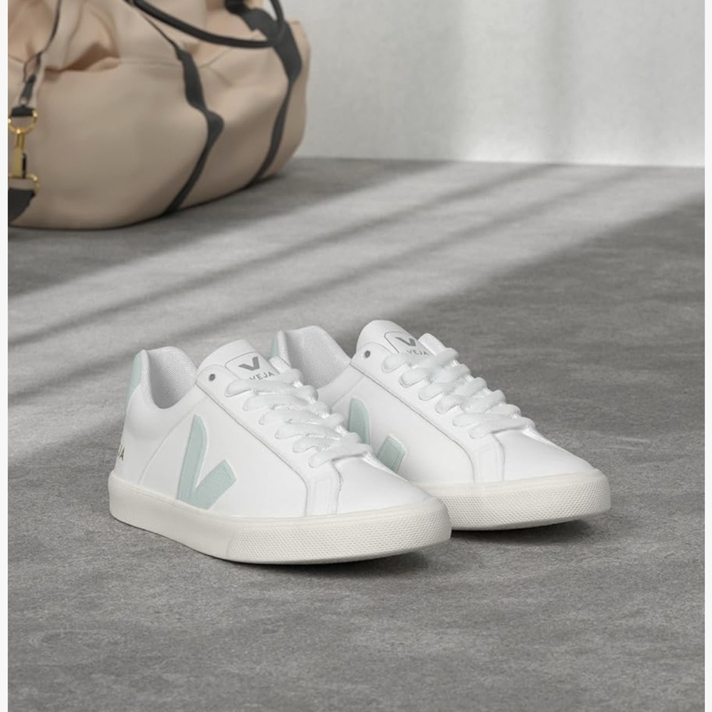 Veja Women's campo Sneakers - Picture 3 of 11